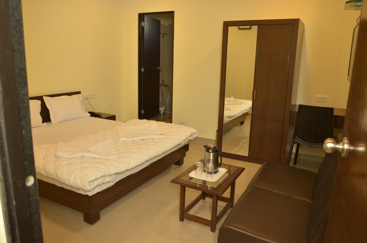 Hotel Ambience Sarkhej Екстер'єр фото